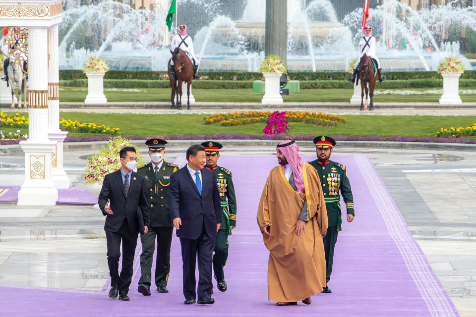 In this photo made available by Saudi Press Agency, SPA, Chinese President Xi Jinping, left, is greeted by Saudi Crown Prince and Prime Minister Mohammed bin Salman, after his arrival at Al Yamama Palace, in Riyadh, Saudi Arabia, Thursday, Dec. 8, 2022. (Saudi Press Agency via AP)