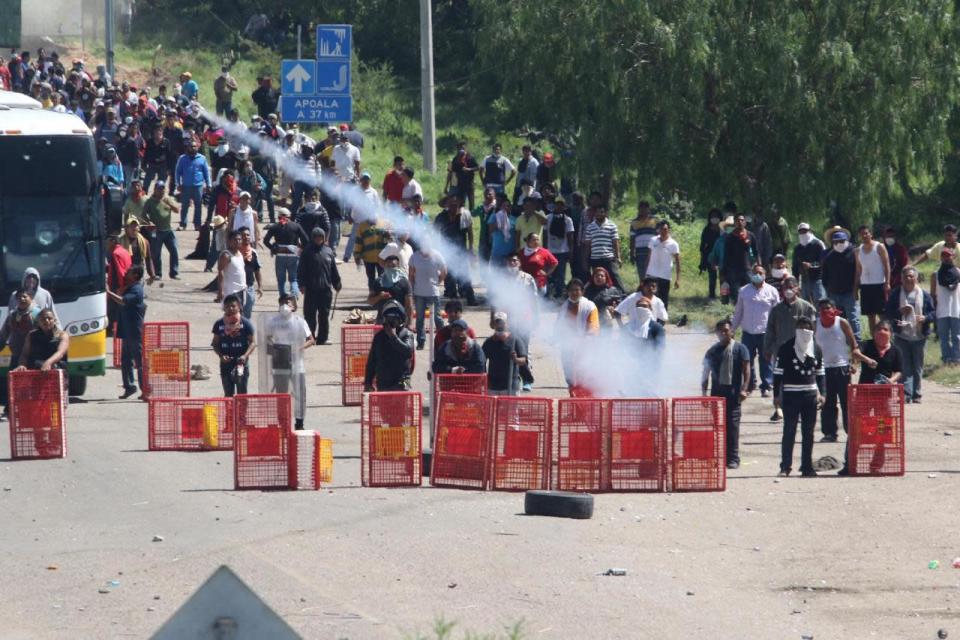 El primer choque entre maestros y policías federales y estatales comenzó cerca de las 09.00 horas (14.00 GMT), cuando se puso en marcha un operativo para desalojar el bloqueo de la carretera federal 190 en el municipio de Asunción Nochixtlán.