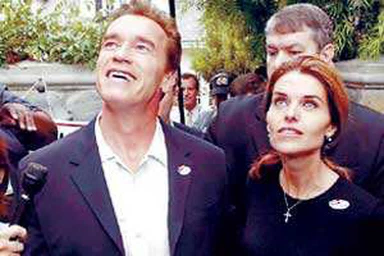 Schwarzenegger y su mujer, Maria Shriver, poco antes de votar