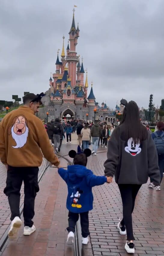 Mario González, su hijo y Claudia González en Disneyland París