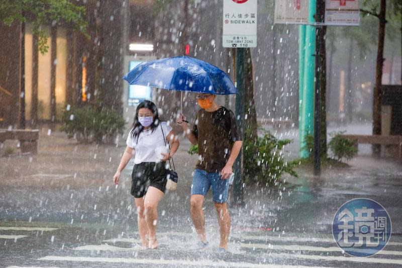 今天受到低壓帶影響，仍然會有短暫陣雨、雷雨的機會，請民眾注意「劇烈天氣轉變」。（示意圖，本刊資料照）