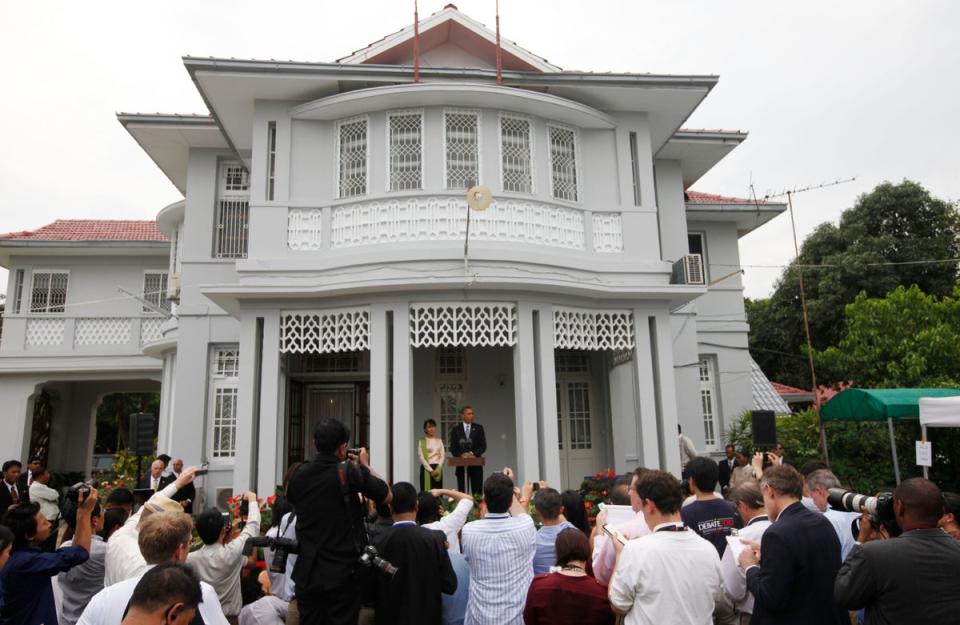 Aung San Suu Kyi and Barack Obama address members of the media at Suu Kyi's residence in Yangon, Myanmar, on 19 November 2012 (AP)