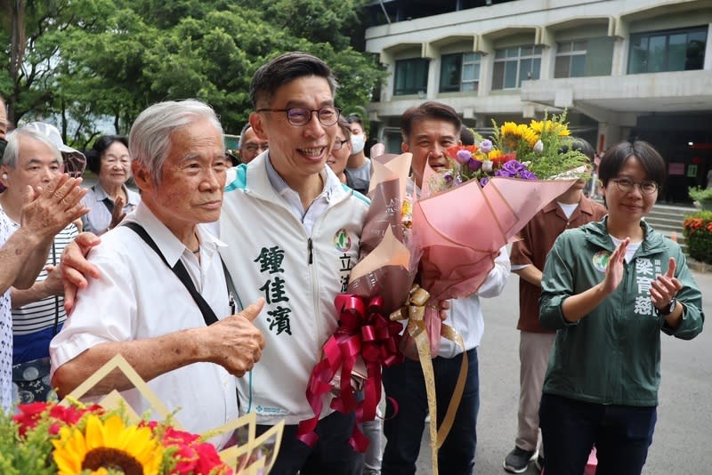 鍾佳濱立院衝突受傷  民眾加油打氣 立法院審查國會改革法案，藍綠白立委數度爆發肢體 衝突，民進黨立委鍾佳濱（前左2）也因此受傷，26 日是民進黨黨職改選，鍾佳濱赴投票所時，有不少民 眾為他加油、打氣。 （鍾佳濱服務處提供） 中央社記者李卉婷傳真  113年5月26日 