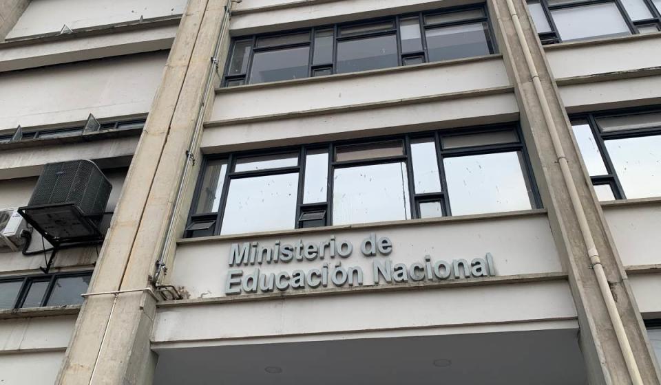 Ministerio de Educación de Colombia reitera sanciones por cobros no autorizados en listas escolares. Imagen: Valora Analitik.