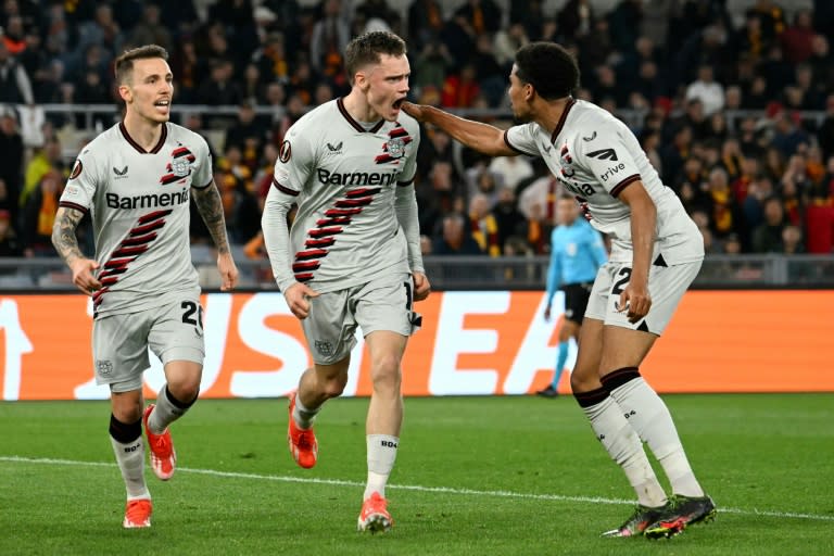 L'attaquant du Bayer Leverkusen Florian Wirtz et ses coéquipiers célébrent l'ouverture du score contre l'AS Rome en demi-finale aller de la Ligue Europa le 2 mai 2024 à Rome (Alberto PIZZOLI)