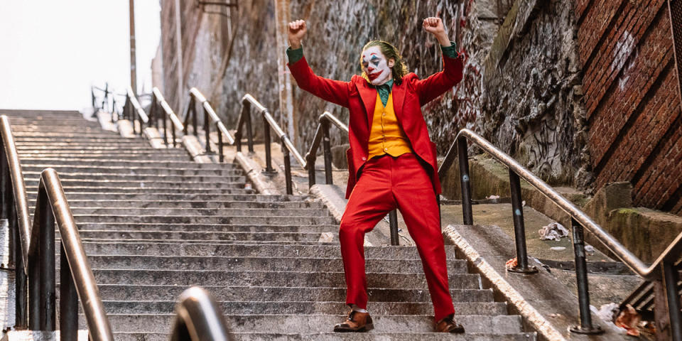 Phoenix bailando como si nadie lo estuviera mirando en Joker. (Foto: Warner Bros.)