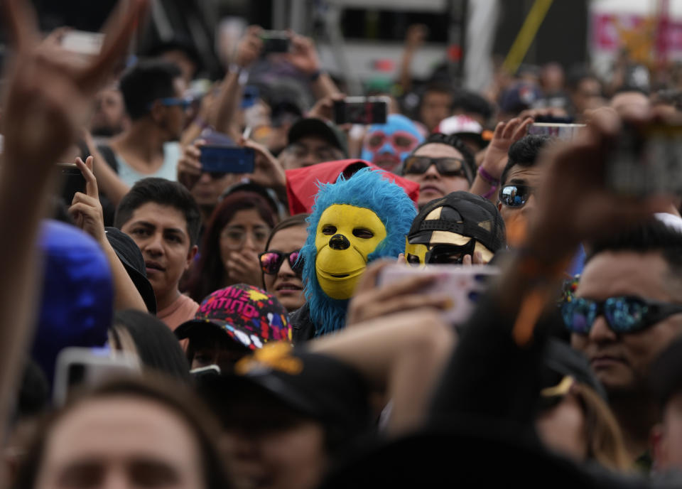 Fans de Lost Acapulco ovacionan durante su presentación en el festival Vive Latino en la Ciudad de México el domingo 19 de marzo de 2023. (Foto AP/Fernando Llano)