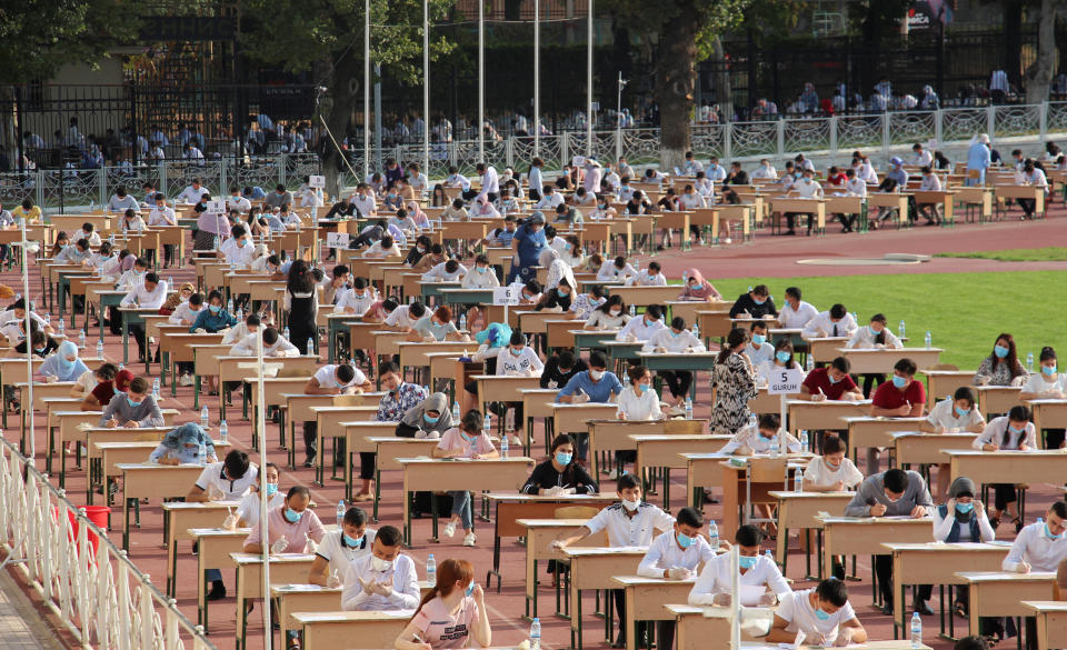 Los exámenes de acceso a la Universidad en Uzbekistan se realizaron así: con mascarillas, al aire libre y con separación de dos metros | Imagen Reuters/Mukhammadsharif Mamatkulov