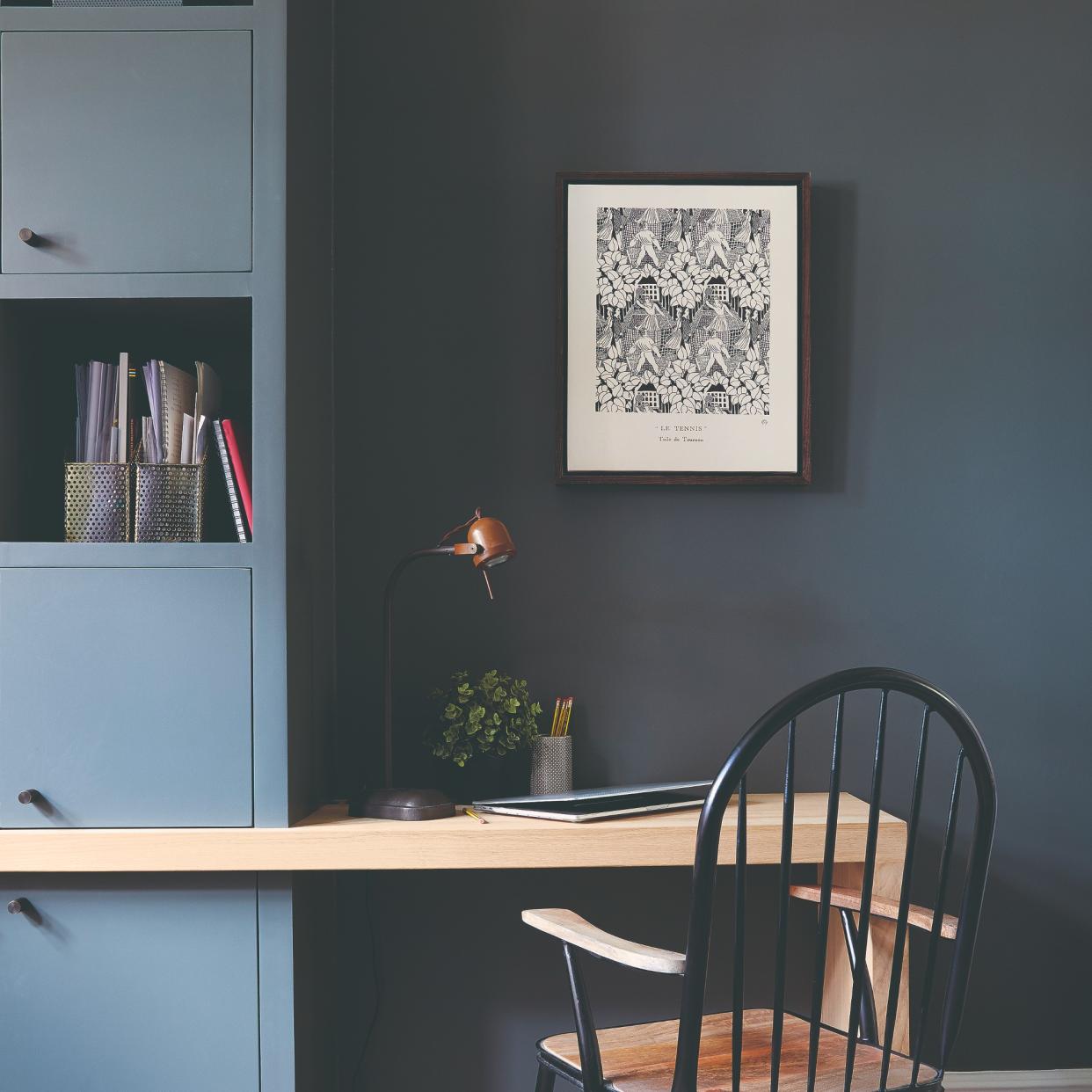  Home office with anthracite grey wall and grey cabinets 