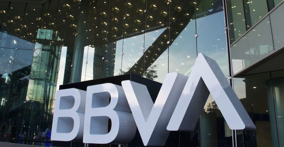 Letras de BBVA Bancomer frente a edificio