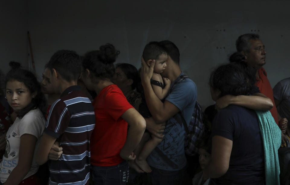 Migrantes detenidos en el Hotel Azteca en Verazcruz donde intentaron esconderse de las autoridades migratorias. (AP Photo/Felix Marquez)