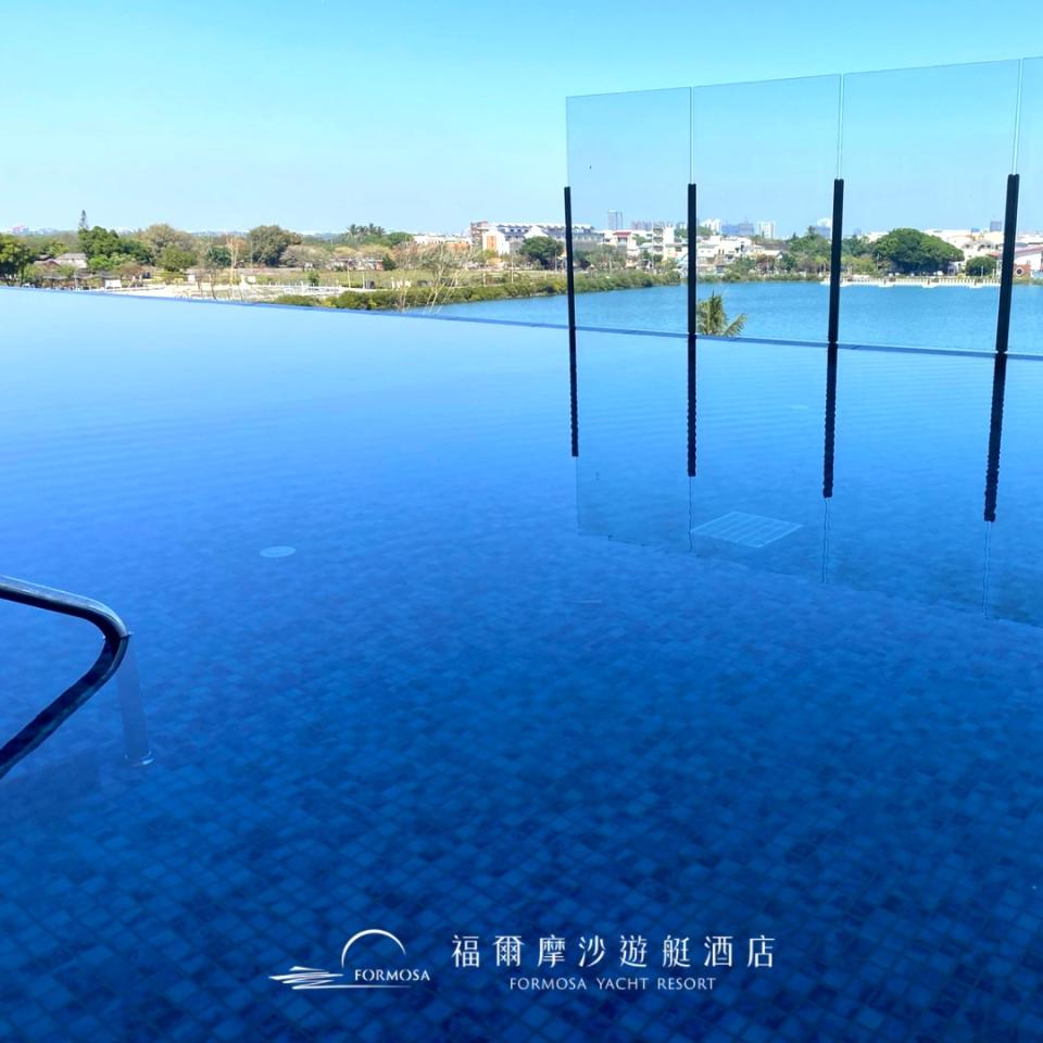 能眺望美麗水景灣，還看得到安平古堡的絕美無邊境泳池。（圖片來源：福爾摩沙遊艇酒店 Formosa Yacht Resort官方臉書）