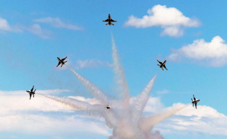 The U.S. Air Force Thunderbirds perform a delta burst maneuver at the Gowen Thunder Airshow on Aug. 26 at Gowen Field Air National Guard Base at the Boise Airport. Darin Oswald/doswald@idahostatesman.com