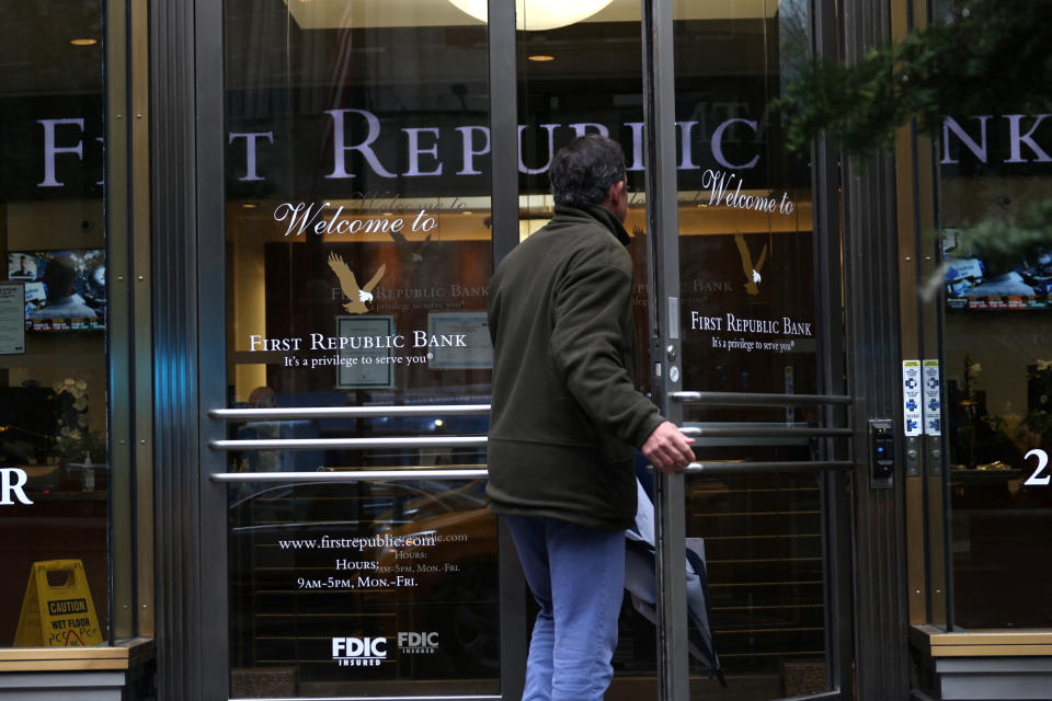 Una persona entra a la sucursal del First Republic Bank en Midtown Manhattan en la ciudad de Nueva York, Nueva York, EE. UU., 13 de marzo de 2023. REUTERS/Mike Segar