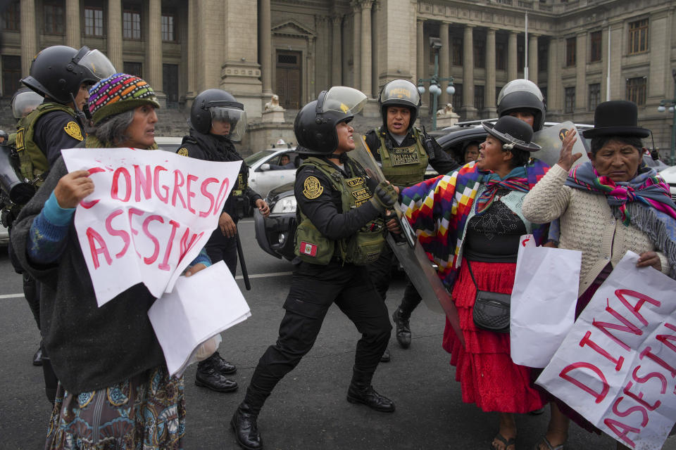 Manifestantes antigubernamentales intentan pasar a través de la policía que los bloquea afuera del Palacio de Justicia mientras intentan llegar al Congreso, donde la presidenta peruana Dina Boluarte daba su segundo discurso sobre el Estado de la Nación en el Día de la Independencia en Lima, Perú, el domingo 28 de julio de 2024. (Foto AP/Guadalupe Pardo)