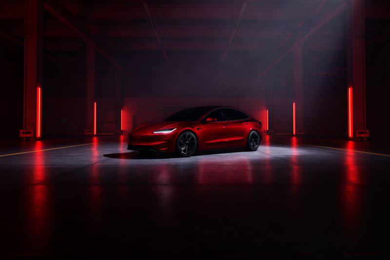 Model 3 Performance車身造型換上全新車頭前緣設計。（圖／Tesla）