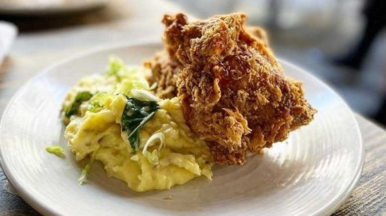 Creamed corn with mashed potatoes and fried chicken