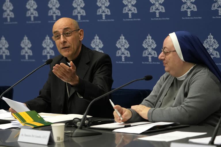 El cardenal argentino Víctor Manuel Fernández, izquierda, jefe de la oficina de doctrina del Vaticano, acompañado por la hermana Daniela del Gaudio, directora del Observatorio sobre las apariciones marianas y los fenómenos místicos, durante la conferencia de prensa en el Vaticano