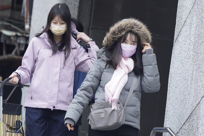 中央氣象署指出，9日除夕受強烈大陸冷氣團影響， 白天北台灣整天濕冷，高溫僅攝氏13、14度。台北市民眾9日在雙連捷運站出口拉好外套禦寒。（中央社）