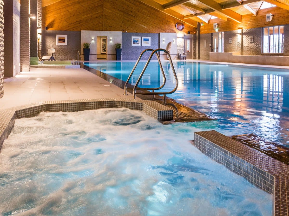 With a spa resort suite, guests can secure exclusive access to a private outdoor hot tub (Auchrannie Resort)