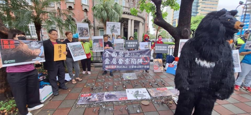 ▲「搶救野生動物聯盟」4月18日上午十點前往監察院彈劾林業及自然保育署署長林華慶。現場陳情人員並演出行動劇，抗議山豬吊殘忍陷阱泛濫、野生動物肉品交易猖獗。