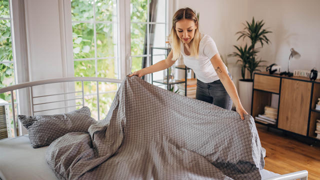 This Corner Tab Hack Keeps Your Duvet From Bunching Up In the Cover