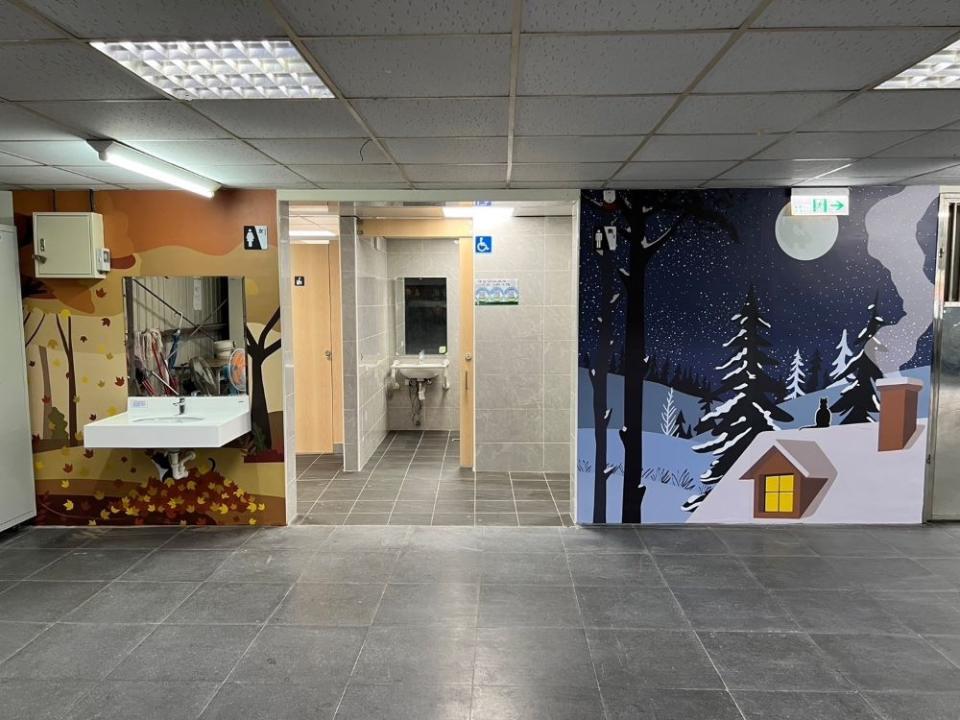 《圖說》歡園公廁入口處彩繪圖牆。〈板橋區公所提供〉