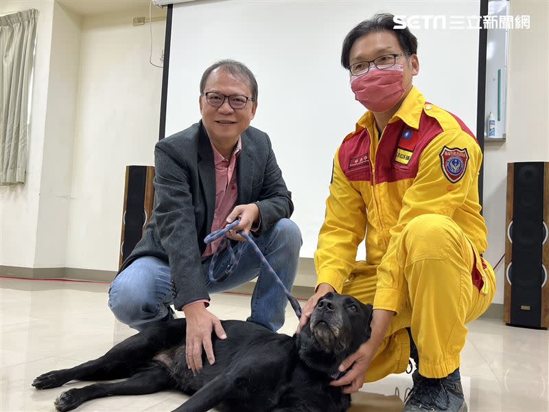 高級搜救犬「巧克力」屆滿8歲簽准退役，今年1月前往新主人柯建昌（左）家展開退休生活。（圖／記者林昱孜攝影）