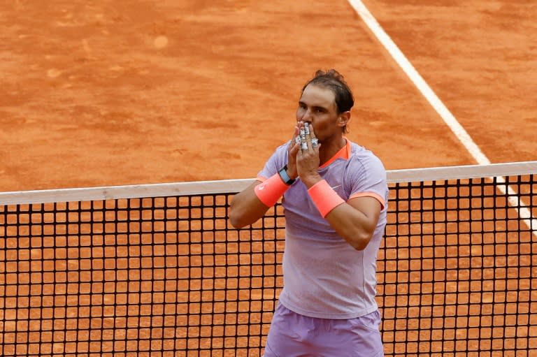 Rafael Nadal salutes the Madrid crowd after beating Pedro Cachin (OSCAR DEL POZO)