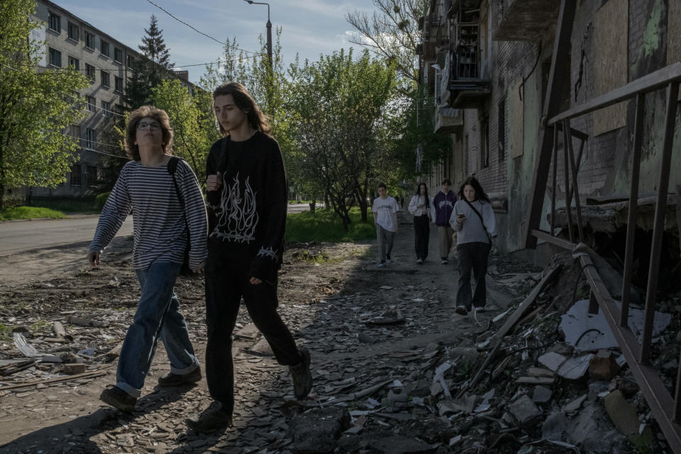 Unos soldados ucranianos hablan entre ellos cerca de una cafetería en el centro de Slóviansk, Ucrania, 25 de abril de 2023. (Mauricio Lima/The New York Times)