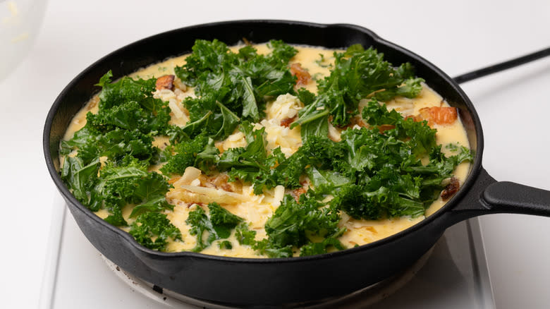 preparing a frittata with kale 
