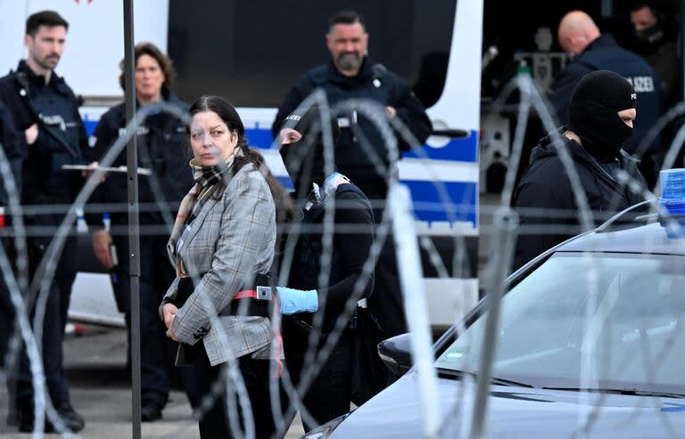 Policías montan guardia frente a una sala habilitada como tribunal mientras la jueza y exdiputada de la ultraderechista Alternativa para Alemania Birgit Malsack-Winkemann. 