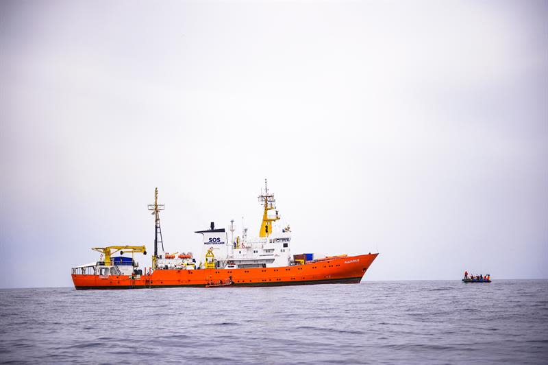 El barco Aquarius de la ONG francesa SOS Méditerranée viaja con destino a Valencia con más de 600 migrantes a bordo después de que Italia les cerrase sus puertos. (Foto: EFE/Archivo)