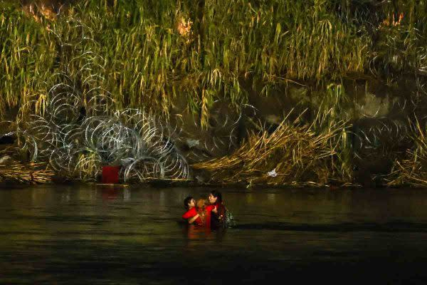 Migrantes cruzando el río Bravo en Piedras Negras, Coahuila.