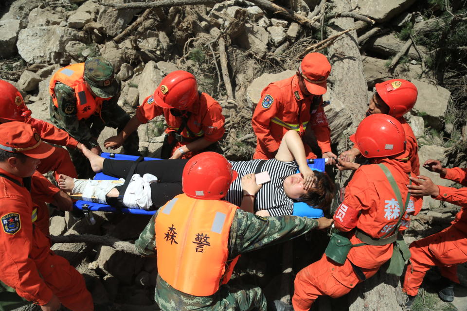 <p>Armed police soldiers carry an injured woman after the 7.0-magnitude earthquake at Jiuzhaigou County on Aug. 9, 2017 in Aba Tibetan and Qiang Autonomous Prefecture, Sichuan Province of China. (Photo: Wang Weishuang/VCG via Getty Images) </p>