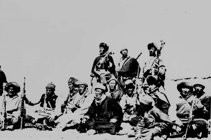 <cite>1959年，西藏領袖達賴喇嘛（中間戴眼鏡者）與志願保護他的軍人靜坐。中國正在籌備「十一國慶」，展現70年來在經濟、軍事等發展方向的繁榮。（AP）</cite>