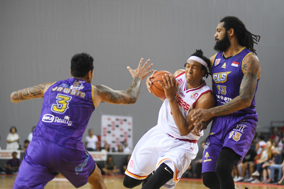 The Singapore Slingers' John Fields (with ball) in action against the CSL Knights Indonesia during Game Two of the Asean Basketball League Finals. (PHOTO: Stefanus Ian/Yahoo News Singapore)