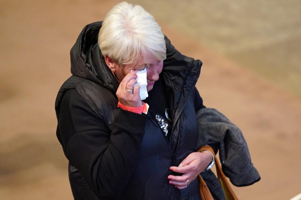 Un miembro del público se muestra afectado al ver el ataúd de la difunta monarca (Getty Images)