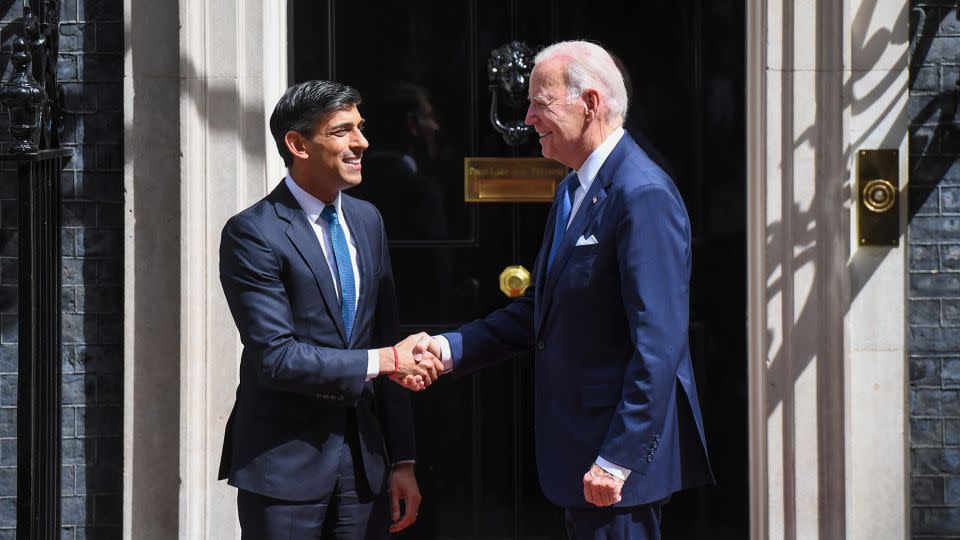 US President Joe Biden, right, shakes hands with  Rishi Sunak, UK prime minister, ahead of their meeting at Downing Street in London, UK, on Monday, July 10, 2023.  - Chris J. Ratcliffe/Bloomberg/Getty Images