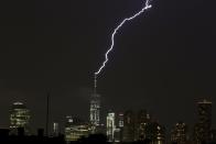 <p>Ein Blitz schlägt in die Spitze des One World Trade Centers in New York City ein. (bild: AP Photo/Julio Cortzez) </p>