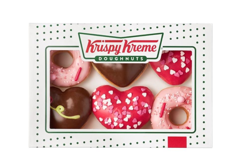 17€<br><p>Une boîte de six donuts, dont deux « Pink Love », glaçage fraise et vermicelles colorés ; deux « Love You A Choco Lot », glaçage chocolat et fourrage iconique Kripsy Kreme parfumé au chocolat ; et deux « You Color My World », au fourrage iconique Kripsy Kreme et fraise, glaçage au sucre et confettis colorés.</p><p> <a href="https://fra01.safelinks.protection.outlook.com/?url=https%3A%2F%2Fkrispykreme.fr%2F&data=05%7C02%7Ccroubaud%40cmimedia.fr%7C5d8e1ef025dd4b6f9f3708dc2889cade%7C35215f1e232549c5a22d3c961ac577e4%7C0%7C0%7C638429819518486960%7CUnknown%7CTWFpbGZsb3d8eyJWIjoiMC4wLjAwMDAiLCJQIjoiV2luMzIiLCJBTiI6Ik1haWwiLCJXVCI6Mn0%3D%7C0%7C%7C%7C&sdata=aW2obNVDZ18QENxifMYvmy%2BTuKqHyYw3vCzQC%2FQ9hGU%3D&reserved=0" rel="nofollow noopener" target="_blank" data-ylk="slk:https://krispykreme.fr/;elm:context_link;itc:0;sec:content-canvas" class="link ">https://krispykreme.fr/</a></p><br>