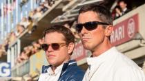 Gemeinsam mit Christian Bale (rechts) nahm es Matt Damon 2019 in James Mangolds "Le Mans 66 - Gegen jede Chance" mit einem Giganten des Rennsports auf: Mit einem Ford will das Duo Ferrari beim 24-Stunden-Rennen von Le Mans vom Thron stoßen. Während Fahrer Ken Miles (Bale) den Wagen auf der Strecke steuert, soll Entwickler Carroll Shelby (Damon) den Boliden technologisch fit machen. (Bild: 2019 Twentieth Century Fox)