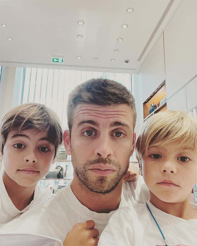 Gerard Piqué con sus hijos Milan y Sasha