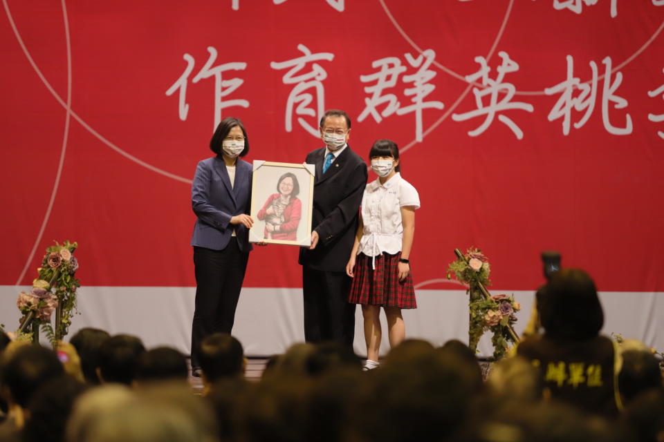 新民高中校長薛光豐(中)代表學校贈送學生的電腦畫像給蔡英文總統(左)。(照片由新民高中提供)
