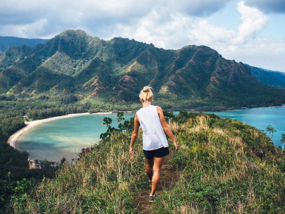 hawaii woman hiking cliff