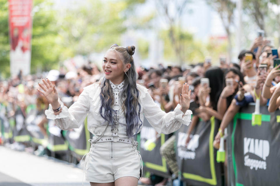 Alexa waving to fans. (PHOTO: Kamp Singapore)