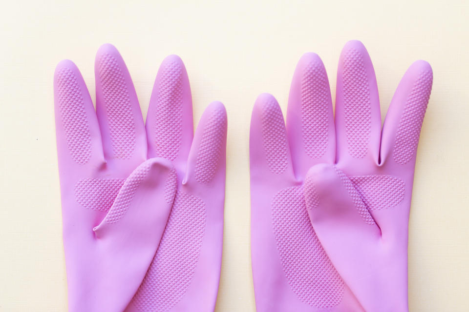 橡膠手套一般來說都會有一面是防滑的設計，戴上橡膠手套後用防滑設計那一面輕輕滑過衣物表面，毛絮會因橡膠的摩擦力而黏附在手套上，能輕鬆集塵到衣物尾端再集中處理乾淨。