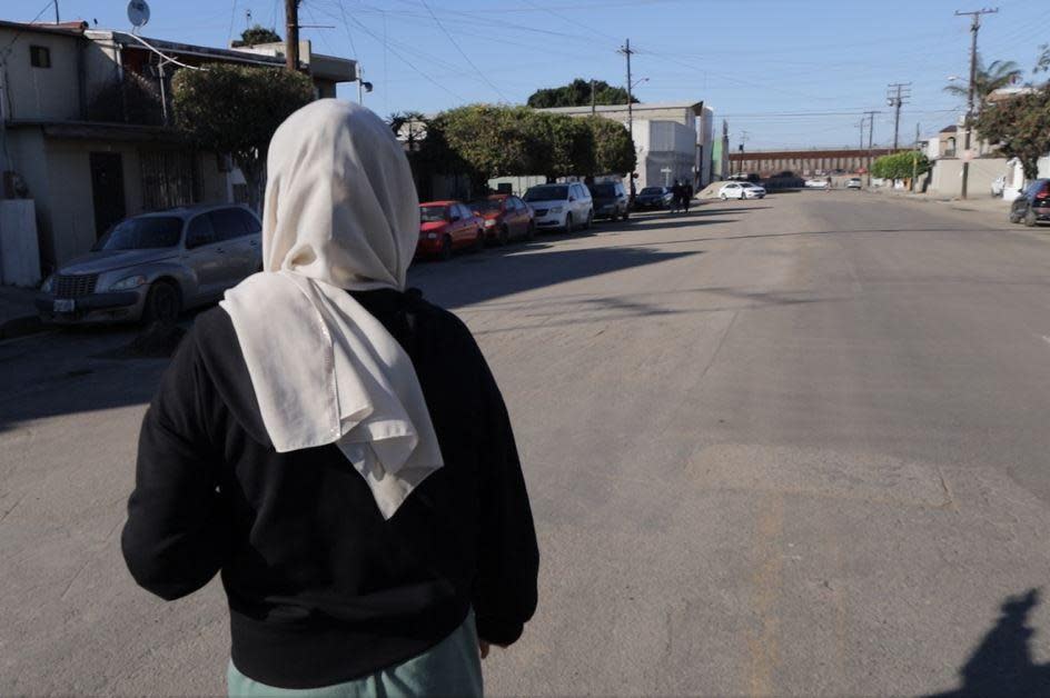 Shukria y el muro de Tijuana de fondo