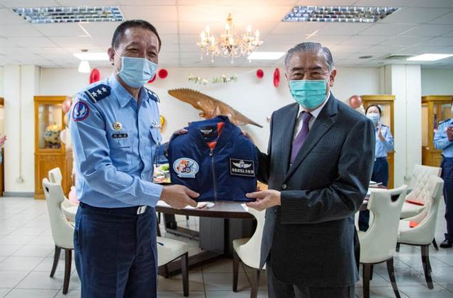 空軍司令劉任遠上將致回贈李棟樑一件勇鷹飛行外套。（軍聞社提供）