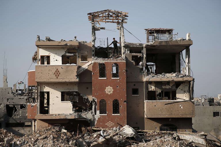 Un hombre observa la devastación desde lo alto de un edificio en el barrio Shejaiya de Gaza